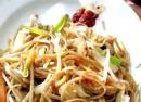 Kiniški makaronai su vištiena ir daržovėmis: receptai su sojos padažu ir kiniškų kiaušinių makaronais Teriyaki su vištiena